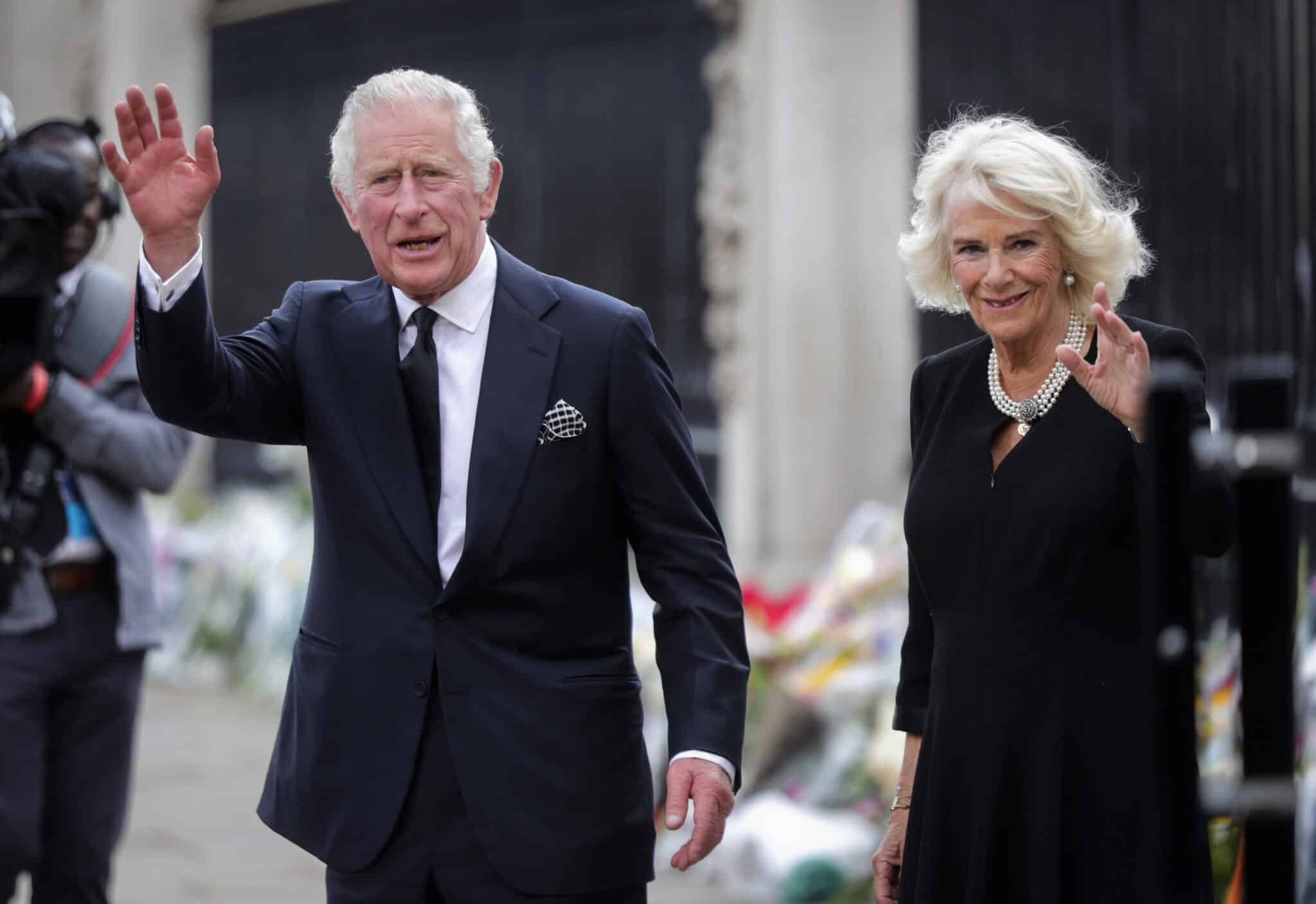 Carlos III de Inglaterra saluda junto a su esposa Camila Parker a su entrada al Palacio de Buckingham Palace en Londres