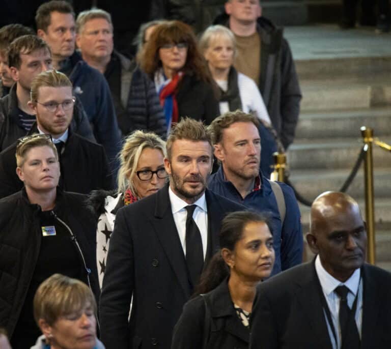 Las 12 horas de David Beckham en la cola para ver a Isabel II compartiendo donuts, sorbetes y sándwiches