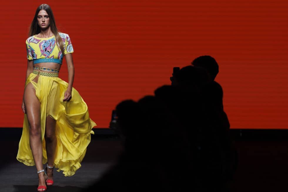 Una modelo luce una creación de la colección primavera-verano 2023 del diseñador Custo Barcelona, durante la 76ª edición de la pasarela Mercedes Benz Fashion Week Madrid, este sábado en Madrid.