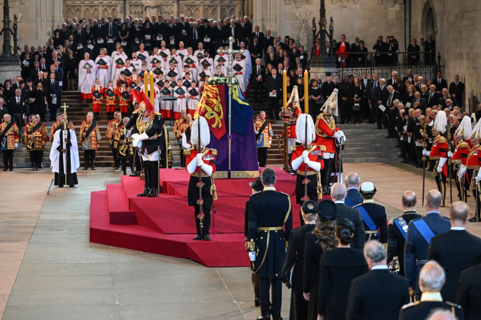 Una fotografía difundida por el Parlamento del Reino Unido muestra a los miembros de la familia real británica asistiendo al servicio para el comienzo del Desfile de la Reina Isabel II de Gran Bretaña en el Palacio de Westminster en Londres