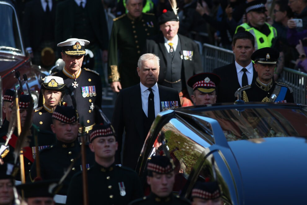 La Princesa Ana de Gran Bretaña, la Princesa Real (L) y el Príncipe Andrés, Duque de York (C) se unen a la procesión para recoger el cuerpo de la Reina Isabel II