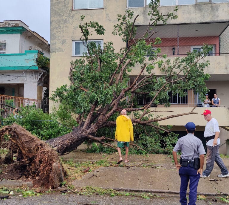El huracán Ian inunda Florida,  apaga Cuba y deja dos muertos