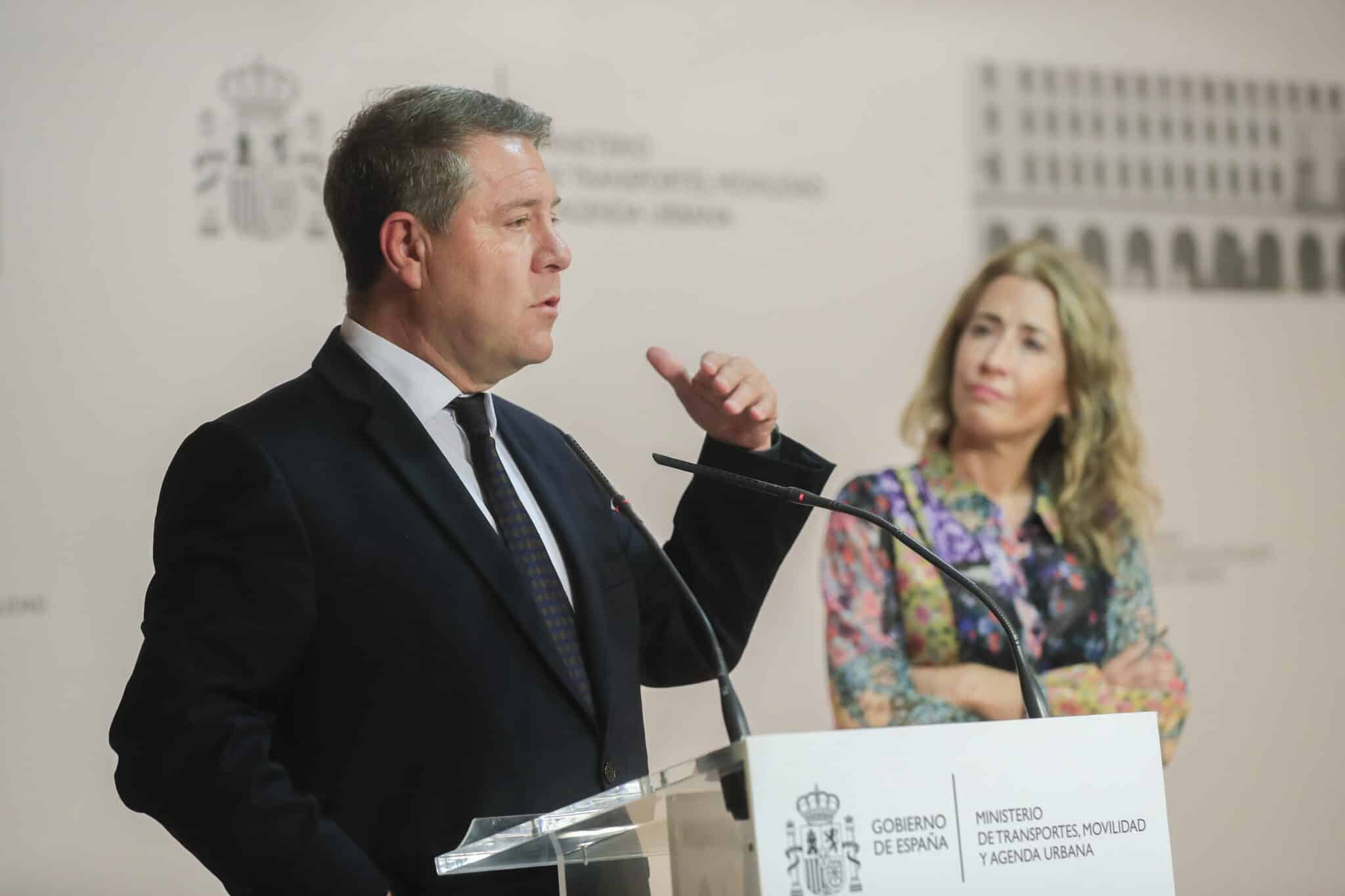 El presidente de Castilla-La Mancha, Emiliano García-Page, en rueda de prensa tras reunirse este lunes, en Madrid, con la ministra de Transportes, Movilidad y Agenda Urbana, Raquel Sánchez Jiménez (d) para tratar diversos asuntos de interés regional que competen a este Ministerio.