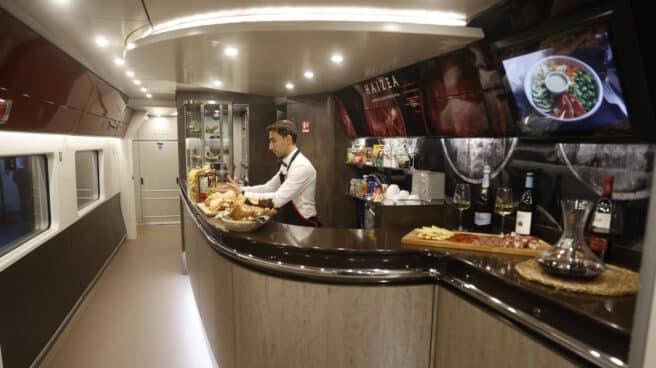 El vagón restaurante de uno de los trenes de alta velocidad de Iryo.