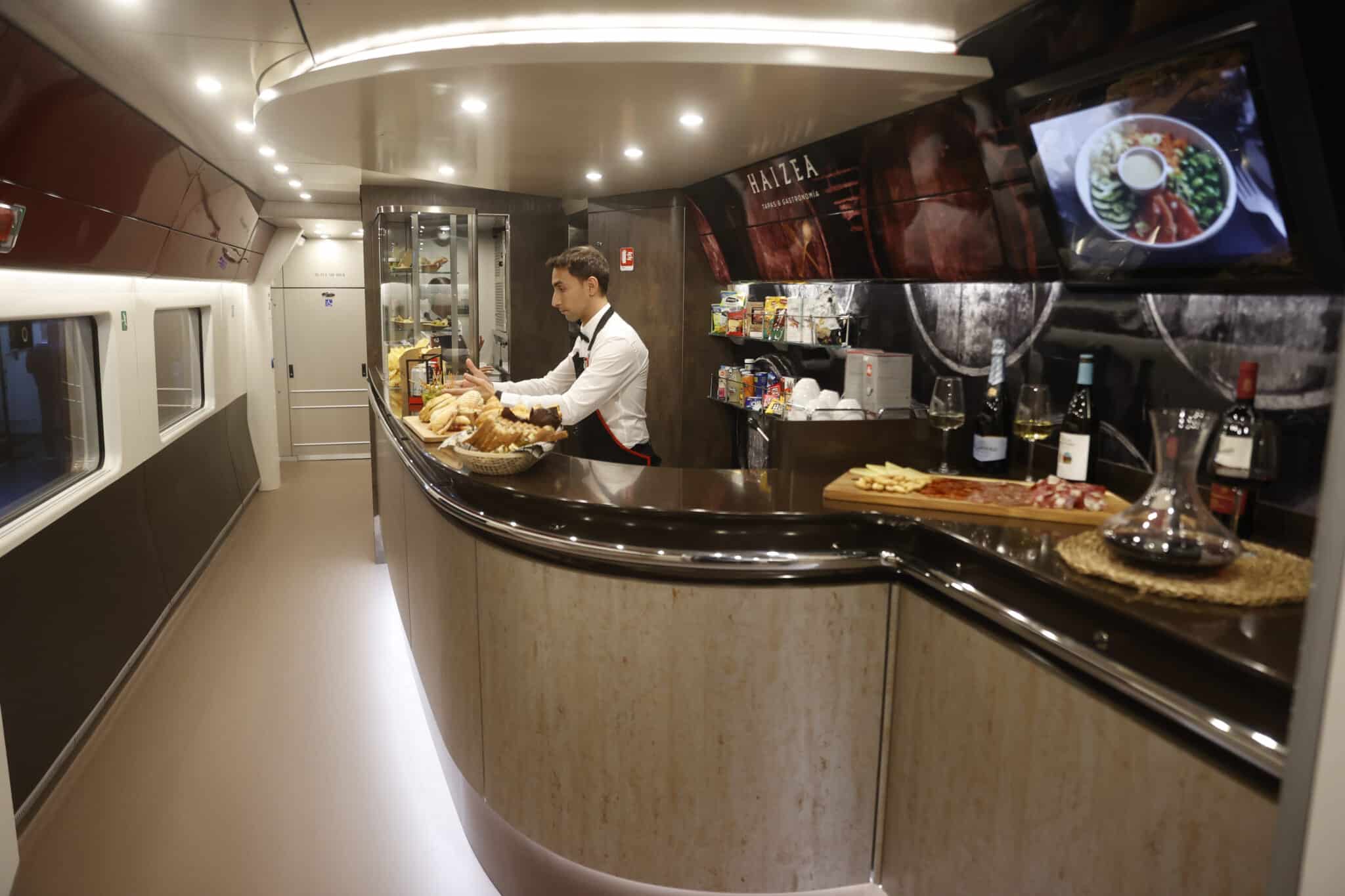 El vagón restaurante de uno de los trenes de alta velocidad de Iryo.