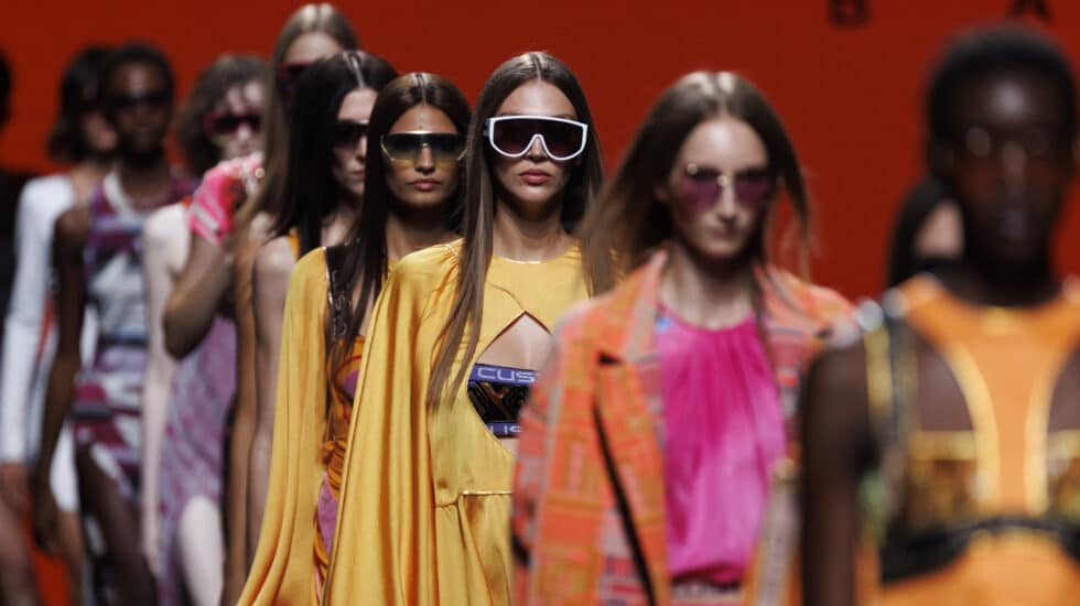 Modelos lucen creaciones de la colección primavera-verano 2023 del diseñador Custo Barcelona, durante la 76ª edición de la pasarela Mercedes Benz Fashion Week Madrid, este sábado en Madrid.