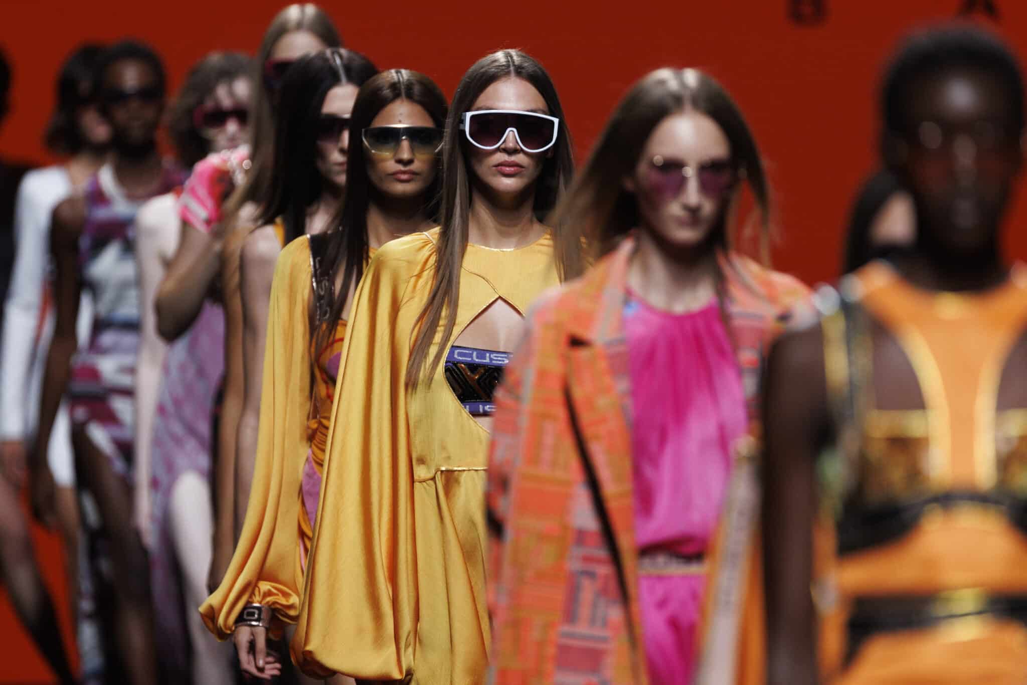 Modelos lucen creaciones de la colección primavera-verano 2023 del diseñador Custo Barcelona, durante la 76ª edición de la pasarela Mercedes Benz Fashion Week Madrid, este sábado en Madrid.