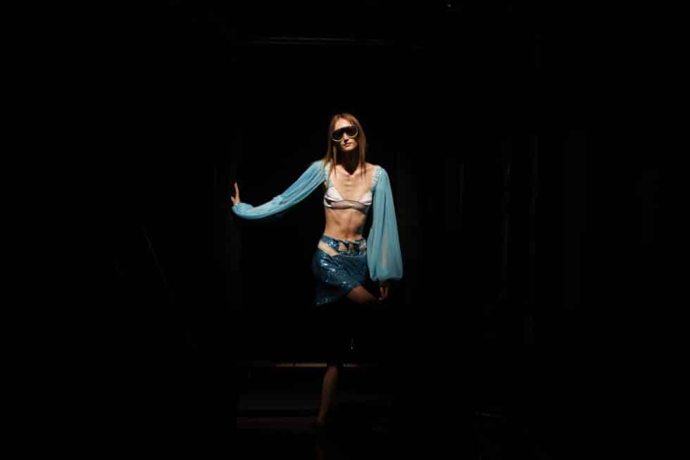 Una modelo posa en el backstage antes de presentar la colección primavera-verano 2023 del diseñador Casto Barcelona durante la 76ª edición de la pasarela Mercedes Benz Fashion Week Madrid, este sábado en Madrid.