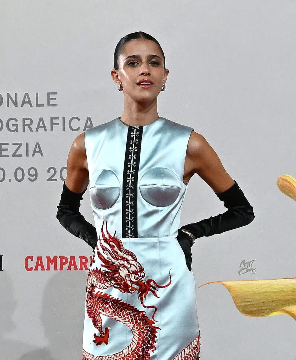 Benedetta Porcaroli, actriz italiana de la película Amanda, con un traje azul que tiene un motivo rojo de dragón, en el photocall del Festival de Venecia 2022