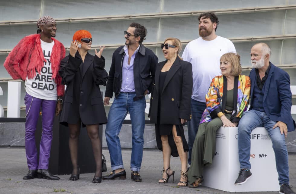 El director Paco León (3i), y los actores Carmen Maura (2d), Carmen Machi (c), Luis Bermejo (d), Wekaforé (i) y Hovik Keuchkerian (3d), posan este domingo durante la presentación de "Rainbow", que se proyecta fuera de concurso en el Festival de Cine de San Sebastián.