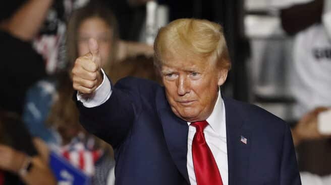 La Fiscalía de Nueva York demanda a Donald Trump, a sus hijos y a la empresa por fraude El expresidente estadounidense Donald Trump gesticula durante un mitin de Save America en el Covelli