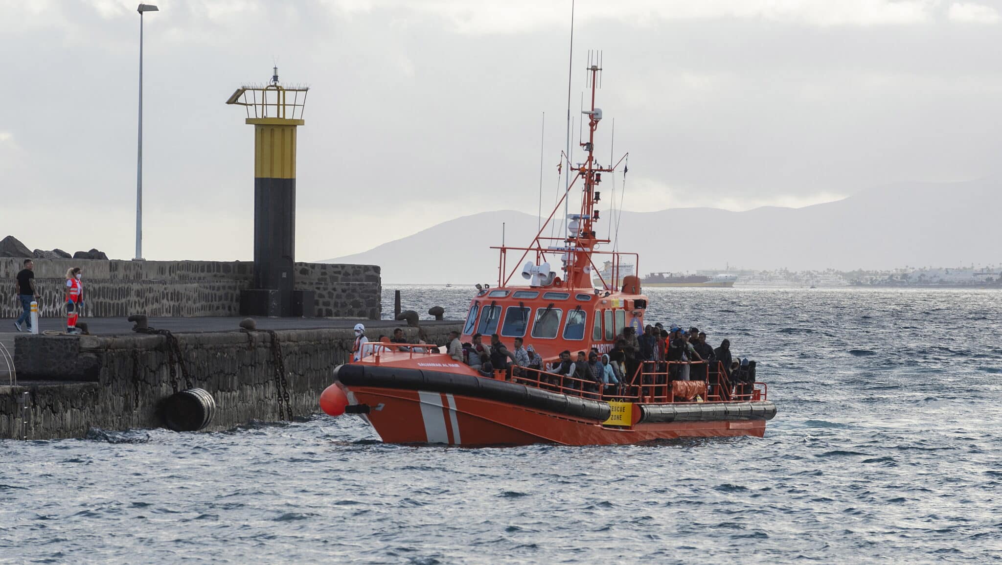 LLegada al muelle de la Cebolla, en Arrecife, de a un centenar de inmigrantes magrebíes y subsaharianos