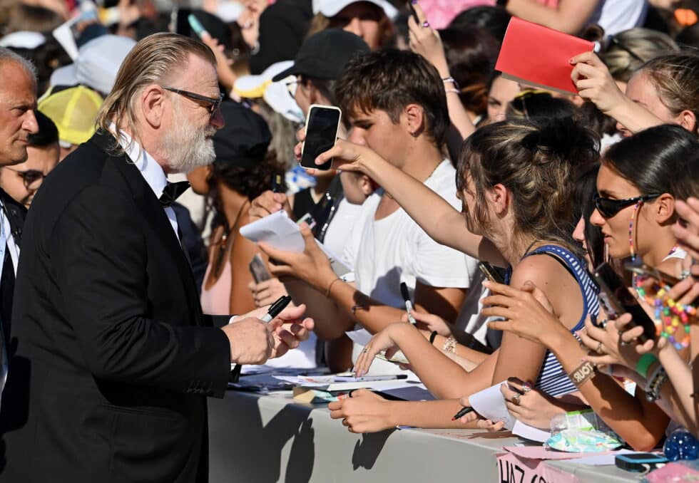 Brendan Gleeson, actor irlandés, en el Festival de cine de Venecia 2022, firmando autógrafos a los fans fans