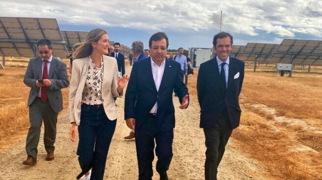 En primer plano y de izquierda a derecha, la secretaria de Estado de Energía; el presidente de la Jutna de Extremadura, Guillermo Fernández Vara y el presidente de UNEF, Rafael Benjumea