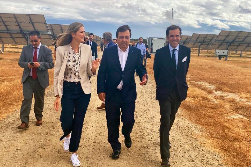 En primer plano y de izquierda a derecha, la secretaria de Estado de Energía; el presidente de la Jutna de Extremadura, Guillermo Fernández Vara y el presidente de UNEF, Rafael Benjumea