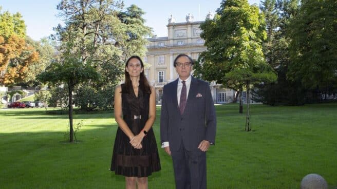 La Fundación Casas Históricas y Singulares de España crea un fondo de un millón de euros para preservar el patrimonio cultural y arquitectónico Javier Bahamonde, presidente de la Fundación Casas Históricas y Singulares de España, junto a Mónica Casañas, directora general de Airbnb