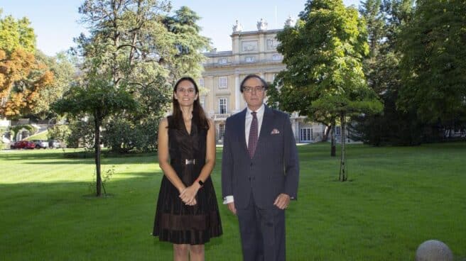 Javier Bahamonde, presidente de la Fundación Casas Históricas y Singulares de España, junto a Mónica Casañas, directora general de Airbnb