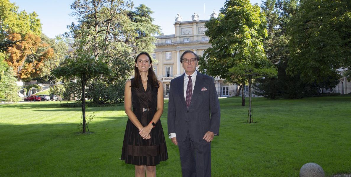 Javier Bahamonde, presidente de la Fundación Casas Históricas y Singulares de España, junto a Mónica Casañas, directora general de Airbnb