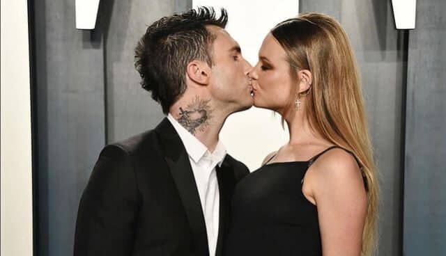 Adam Levine y Behati Prinsloo beso Adam Levine y su mujer Behati Prinsloo dándose un beso