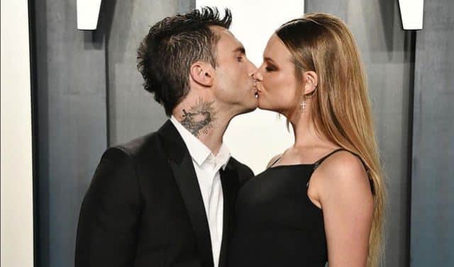 Adam Levine y su mujer Behati Prinsloo dándose un beso