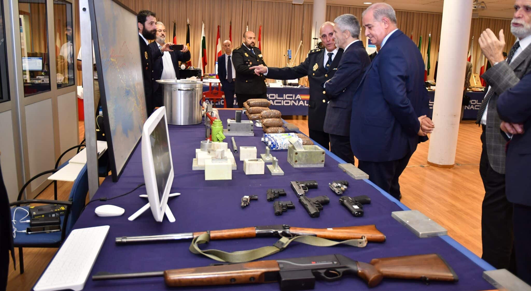 El ministro Grande-Marlaska y el director general de la Policía, en la visita a la Brigada Central de Estupefacientes.