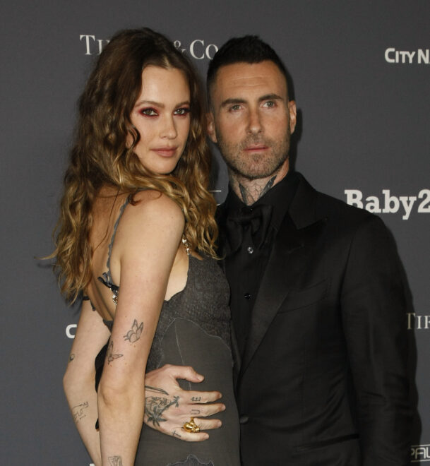 Baheti Prinsloo, modelo de Victoria Secret y esposa de Adam Levine, que está a su derecha, abrazados en un photocall