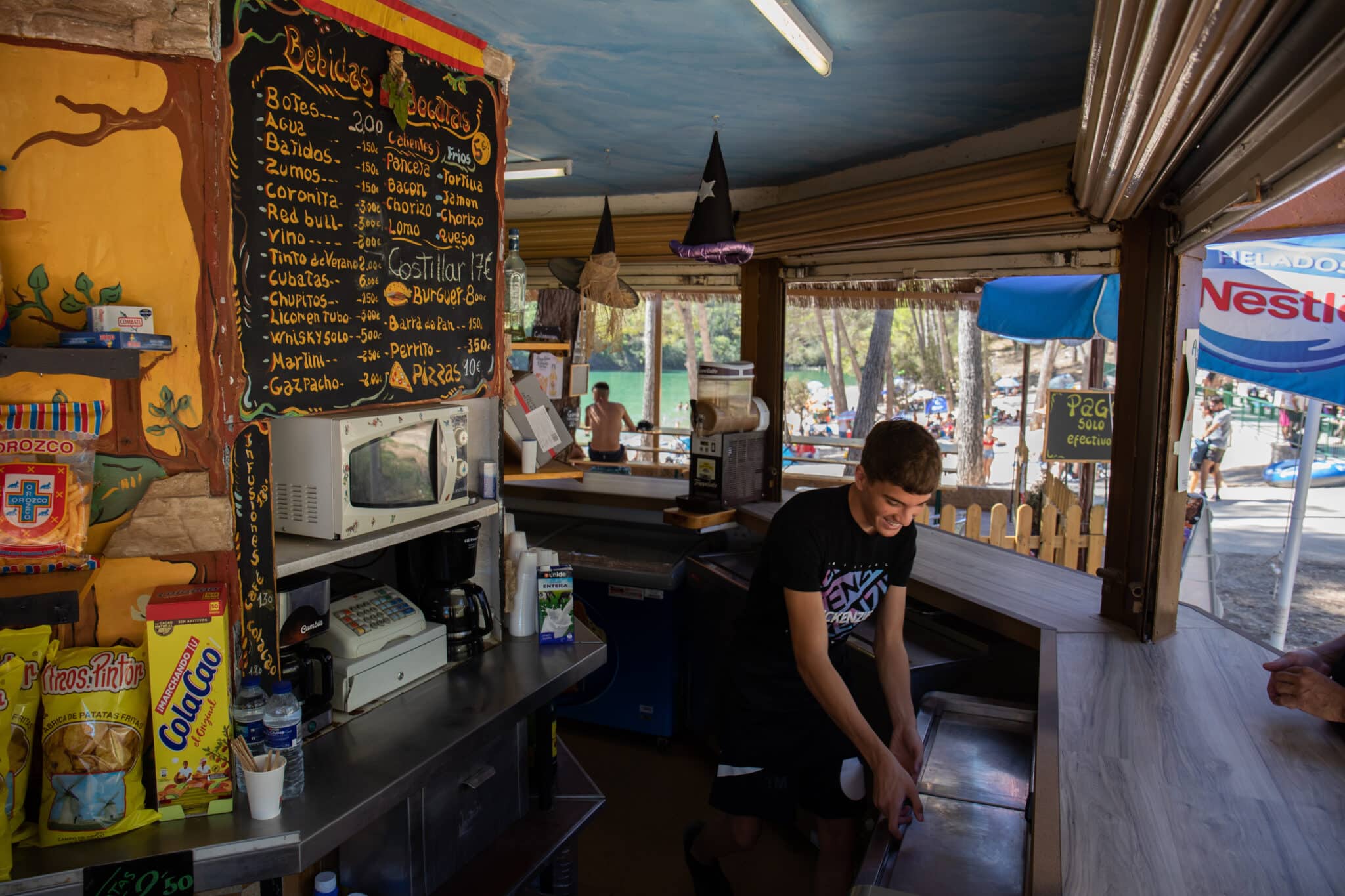Un camarero trabajando en el kiosko de comida y bebida del embalse de Bolarque, en Guadalajara.