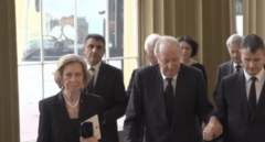 El rey emérito llega con la reina Sofía a la recepción de Carlos III en Buckingham Palace