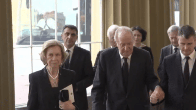El rey emérito llega con la reina Sofía a la recepción de Carlos III en Buckingham Palace