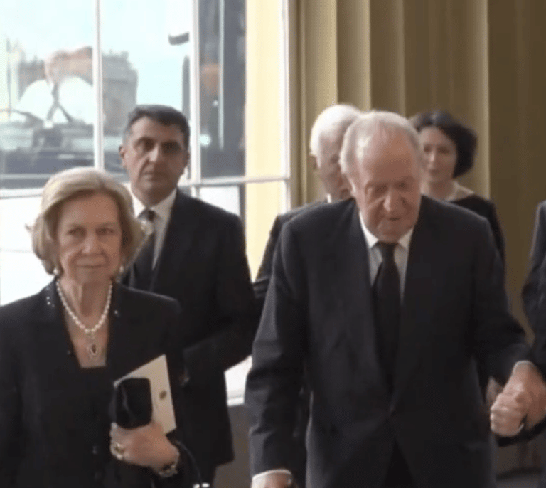 El rey emérito llega con la reina Sofía a la recepción de Carlos III en Buckingham Palace