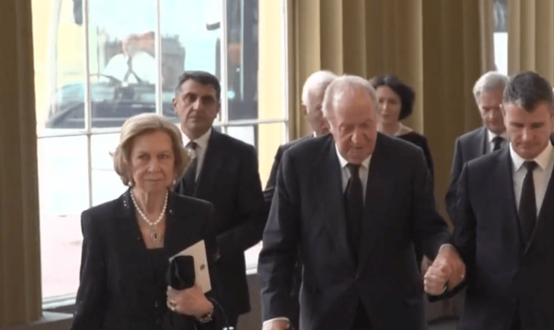Don Juan Carlos y Doña Sofía juntos para asistir a la capilla ardiente de Isabel II