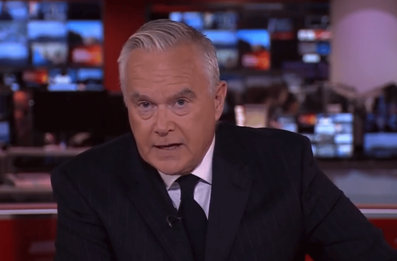 Huw Edwards da en la BBC la noticia del fallecimiento de la reina Isabel II de Inglaterra