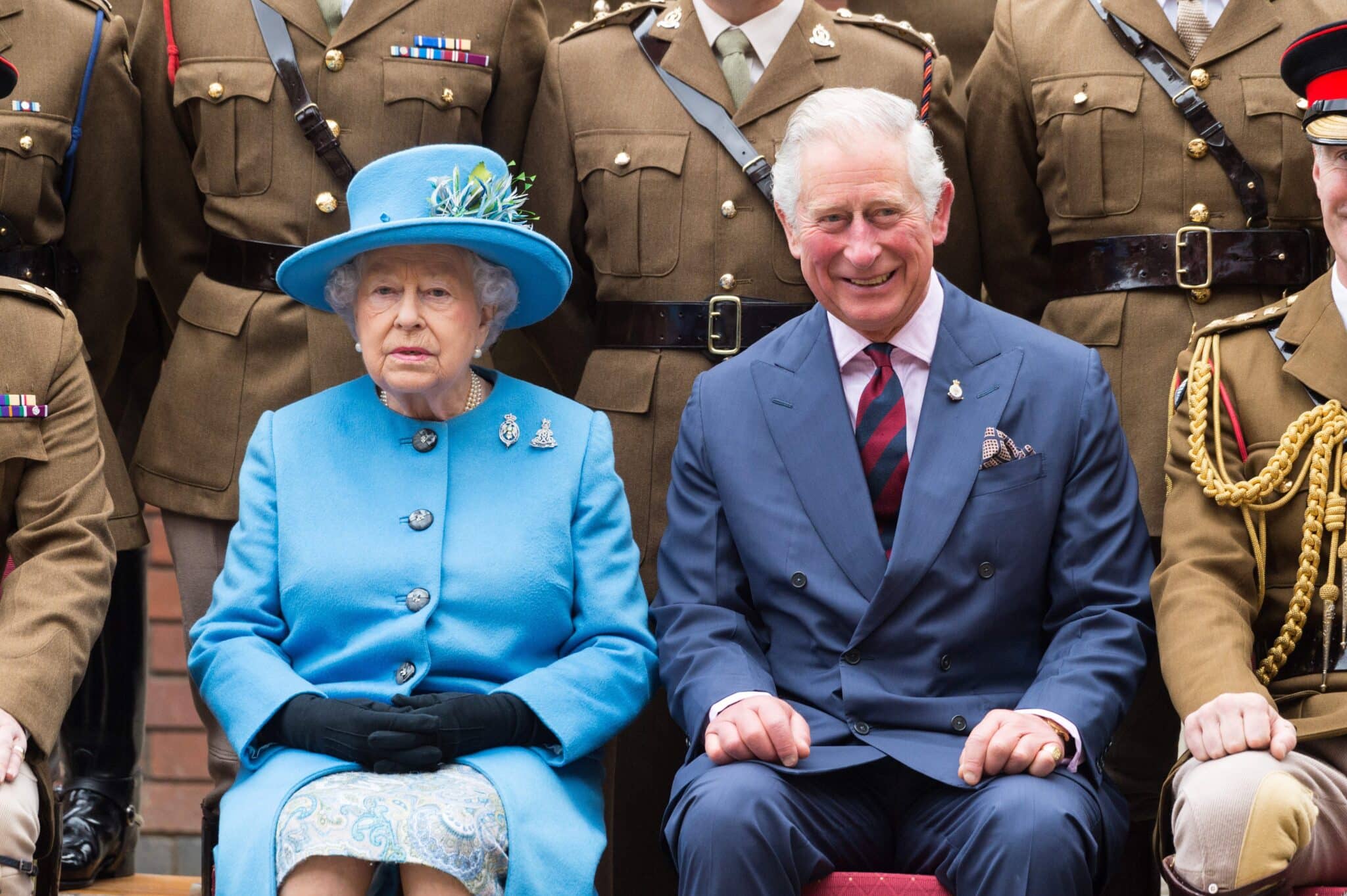 Carlos y su madre, la reina Isabel II