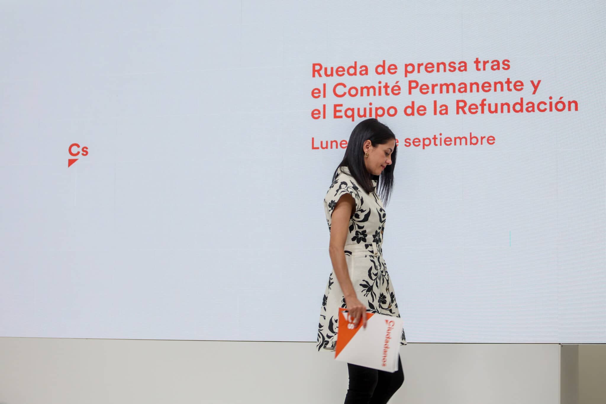 La presidenta de Ciudadanos, Inés Arrimadas, a su salida de una rueda de prensa, después de una reunión conjunta del Comité Permanente y el Equipo de Ciudadanos, en la sede nacional