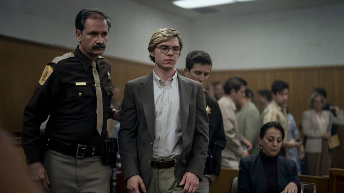 Evan Peters como Jeffrey Dahmer en el episodio 1x08 de Dahmer. Monstruo: La historia de Jeffrey Dahmer