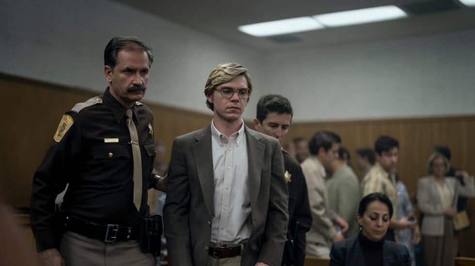 La relación entre 'Dahmer' y 'You' Evan Peters como Jeffrey Dahmer en el episodio 1x08 de Dahmer. Monstruo: La historia de Jeffrey Dahmer