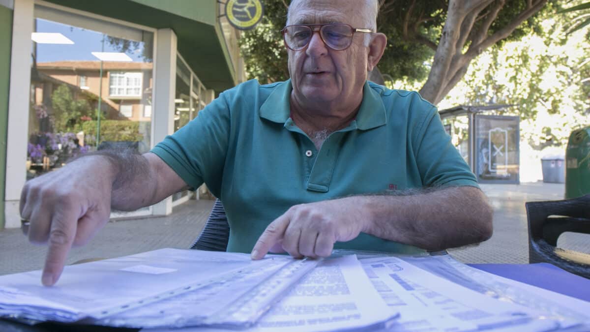 El exmilitar José Luis Fuentes posa en Málaga junto a las denuncias que ha presentado contra el embargo de su pensión y la de su mujer.