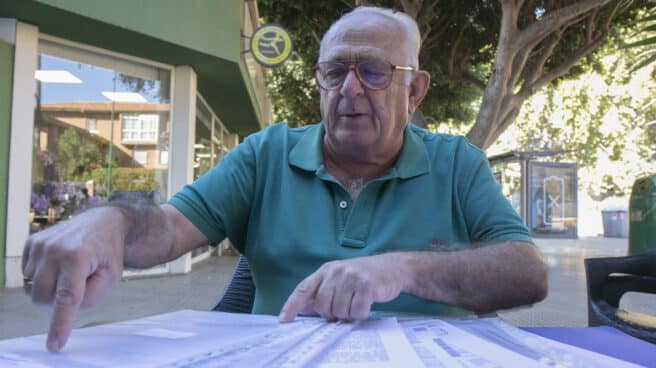El exmilitar José Luis Fuentes posa en Málaga junto a las denuncias que ha presentado contra el embargo de su pensión y la de su mujer.