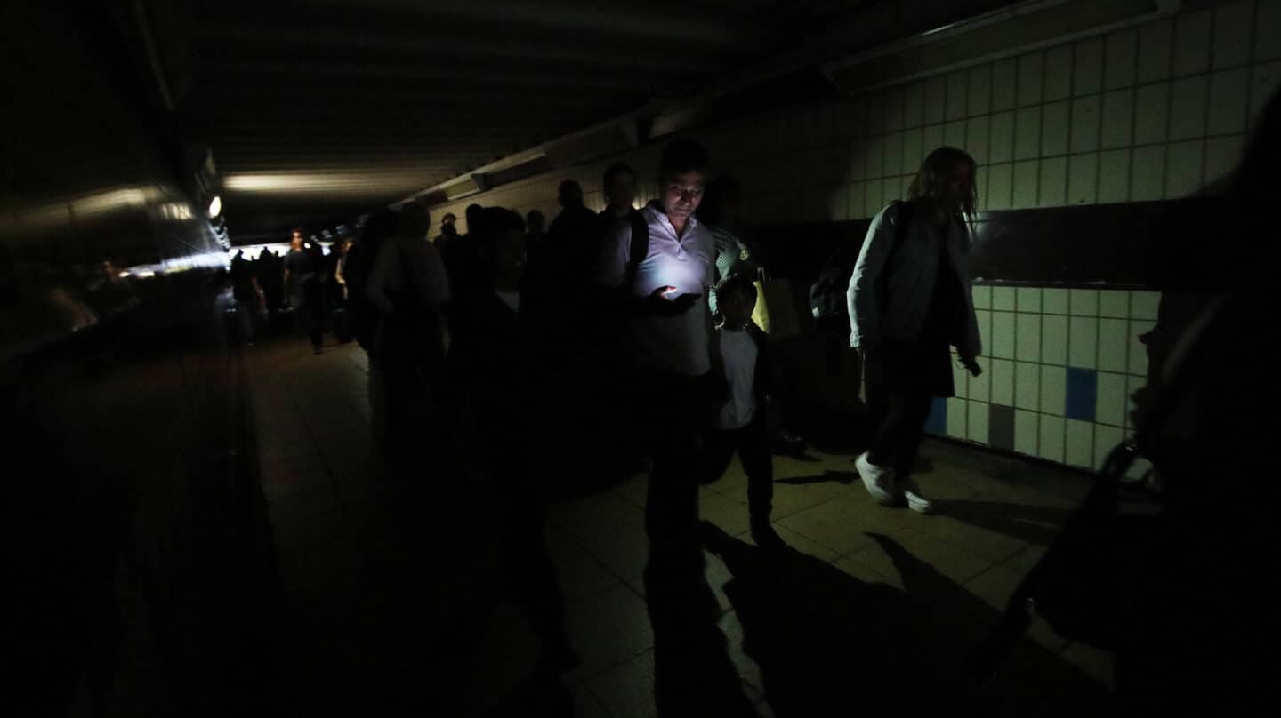 Pasajeros en un pasillo del metro de Londres en medio de un apagón.