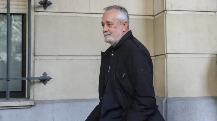 José Antonio Griñán, saliendo de la Audiencia de Sevilla tras notificársele la sentencia.