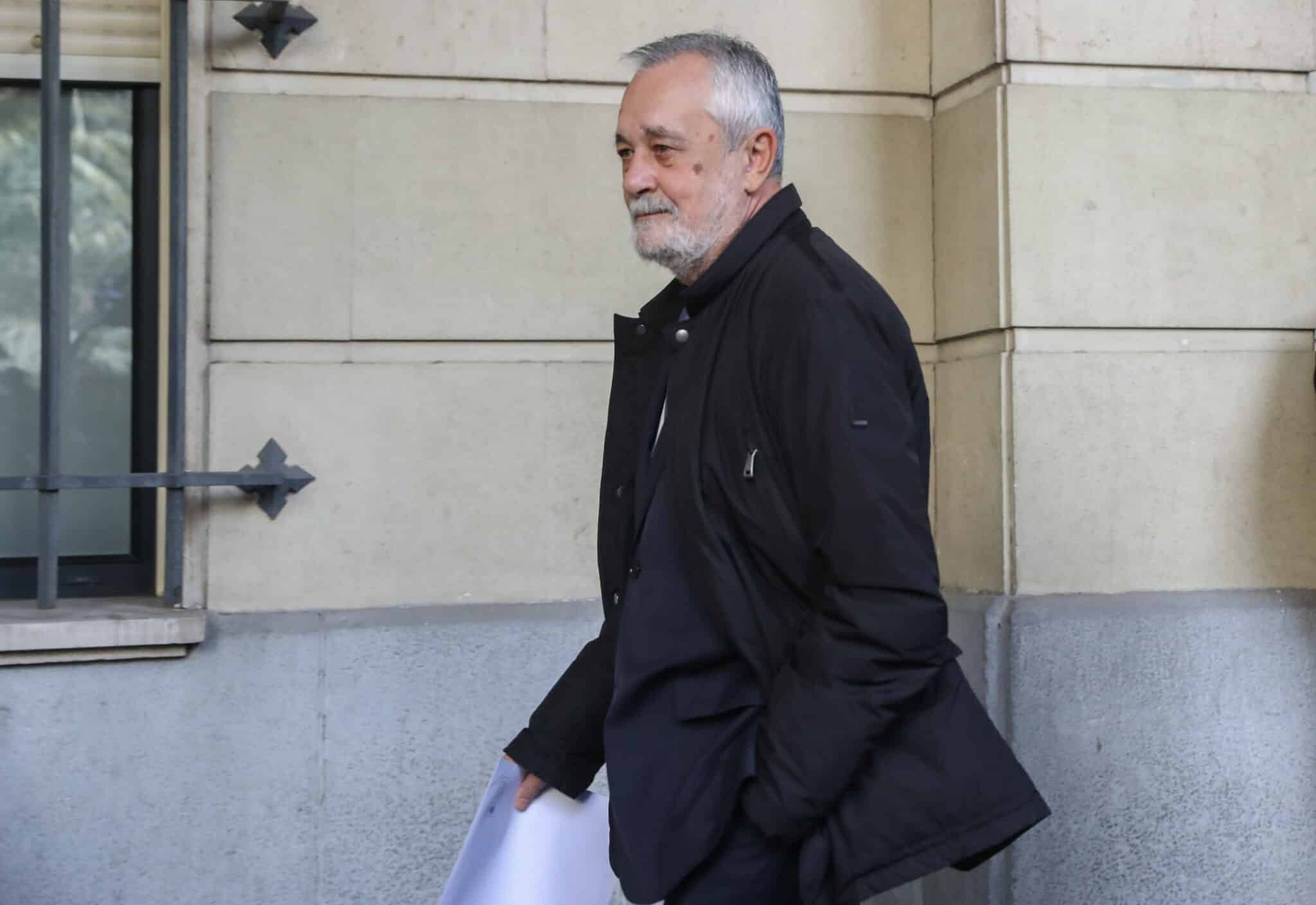 José Antonio Griñán, saliendo de la Audiencia de Sevilla tras notificársele la sentencia.