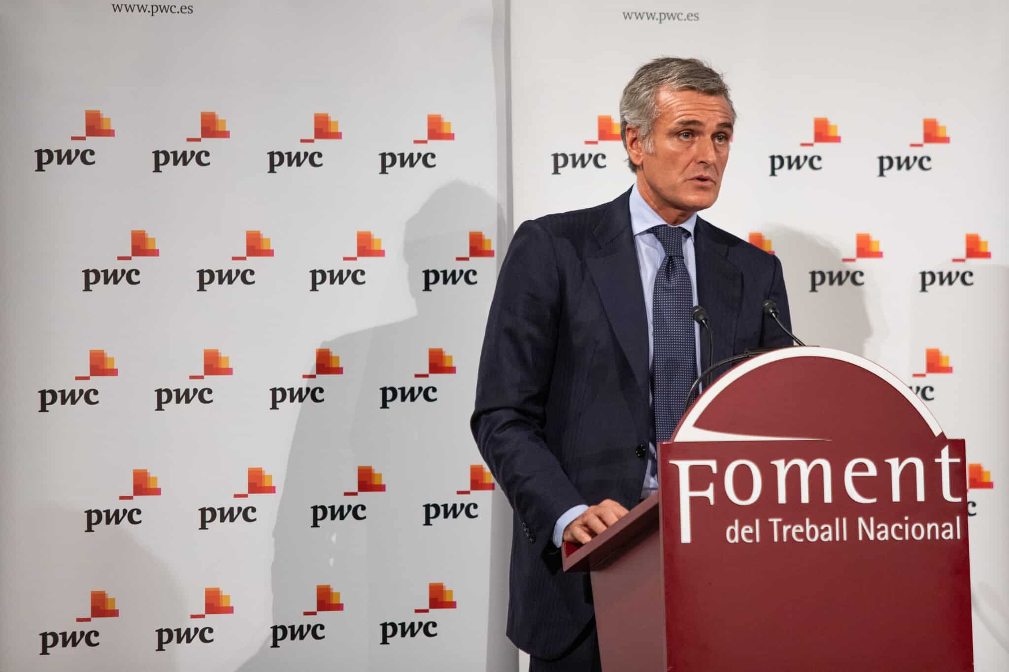 El presidente de PwC en España, Gonzalo Sánchez, durante su intervención en la presentación del informe de PwC 'Temas candentes de la economía catalana' en la sede de Foment del Treball de Barcelona, a 2 de diciembre de 2019.