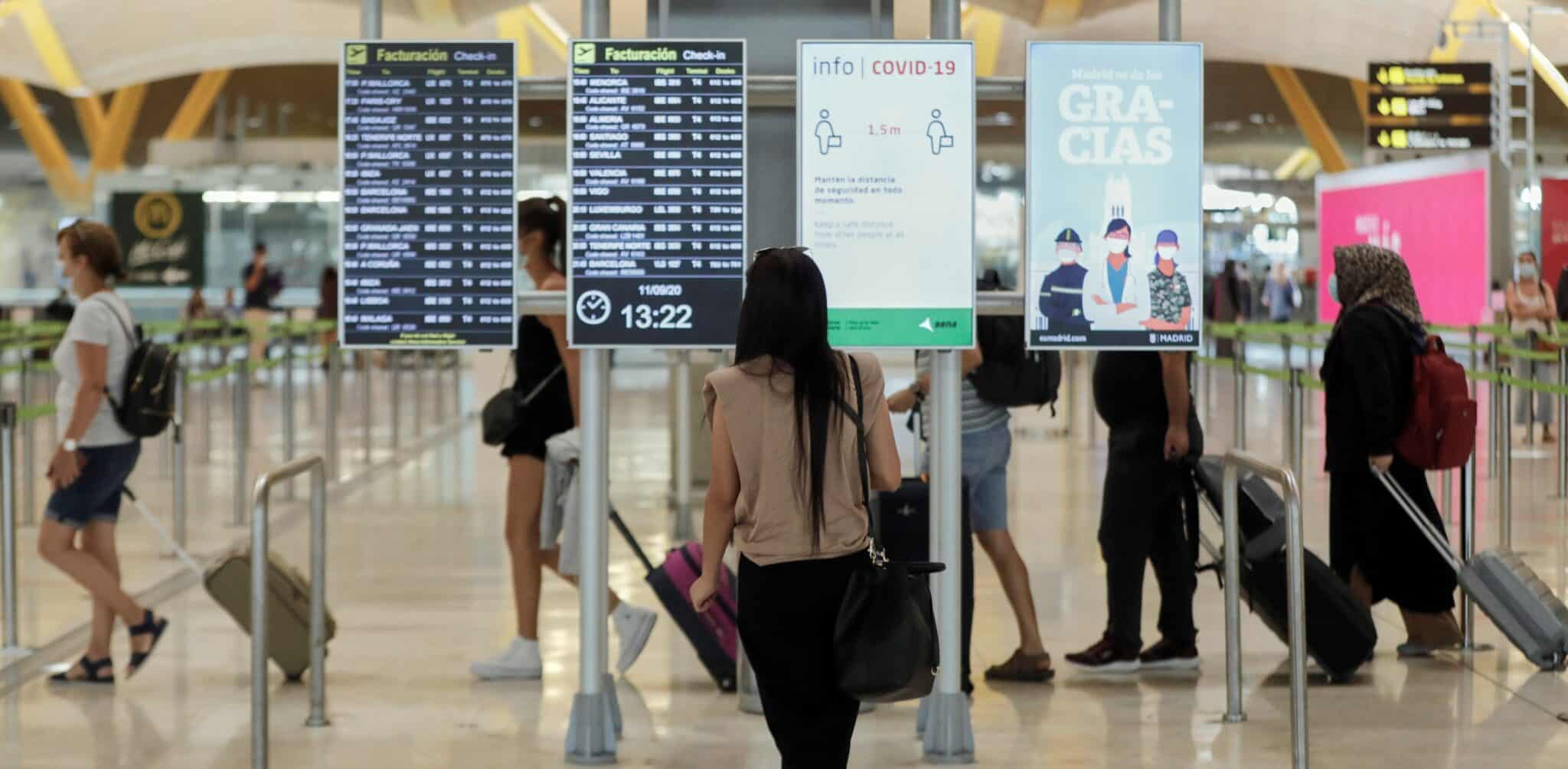 Pasajeros en la terminal de salidas del aeropuerto Adolfo Suárez-Madrid Barajas.