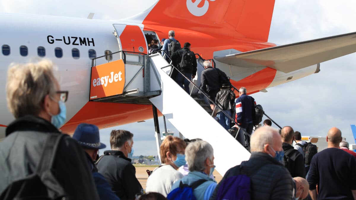 Los pasajeros se preparan para embarcar en un vuelo de EasyJet a Faro en Portugal