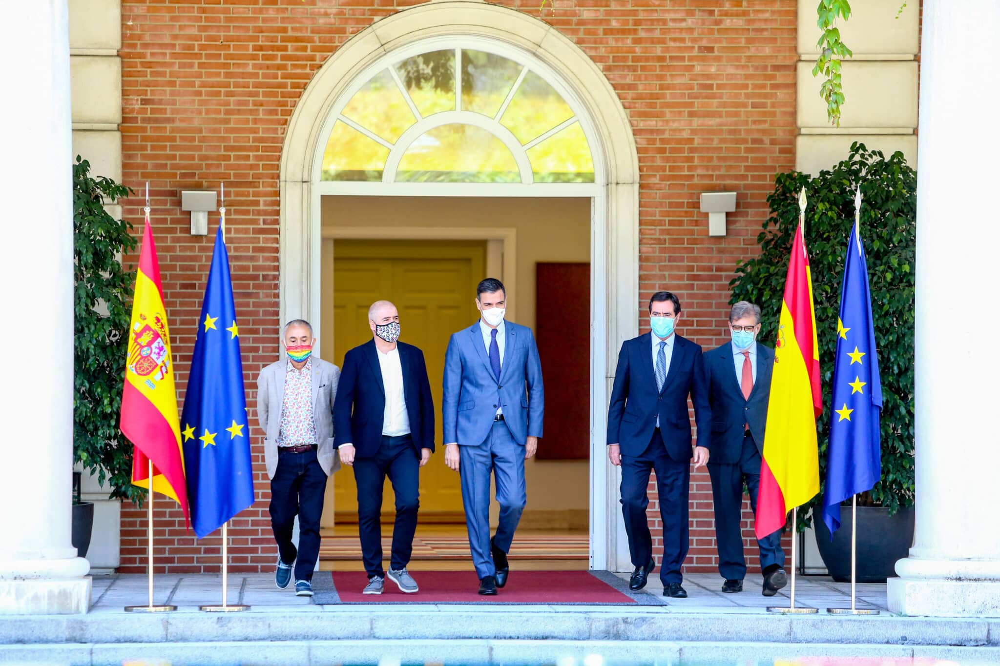 De izquierda a derecha, los secretarios generales de UGT y CCOO, Pepe Álvarez y Unai Sordo, junto a Pedro Sánchez y a los presidentes de la CEOE y de CECALE, Antonio Garamendi y Santiago Aparicio,