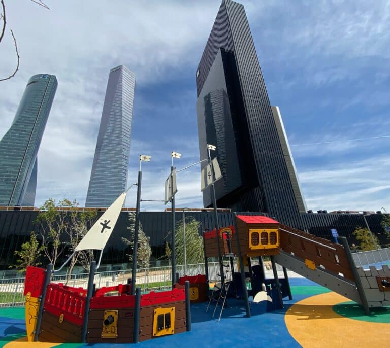 Inauguran el centro comercial de la Torre Caleido en la Castellana