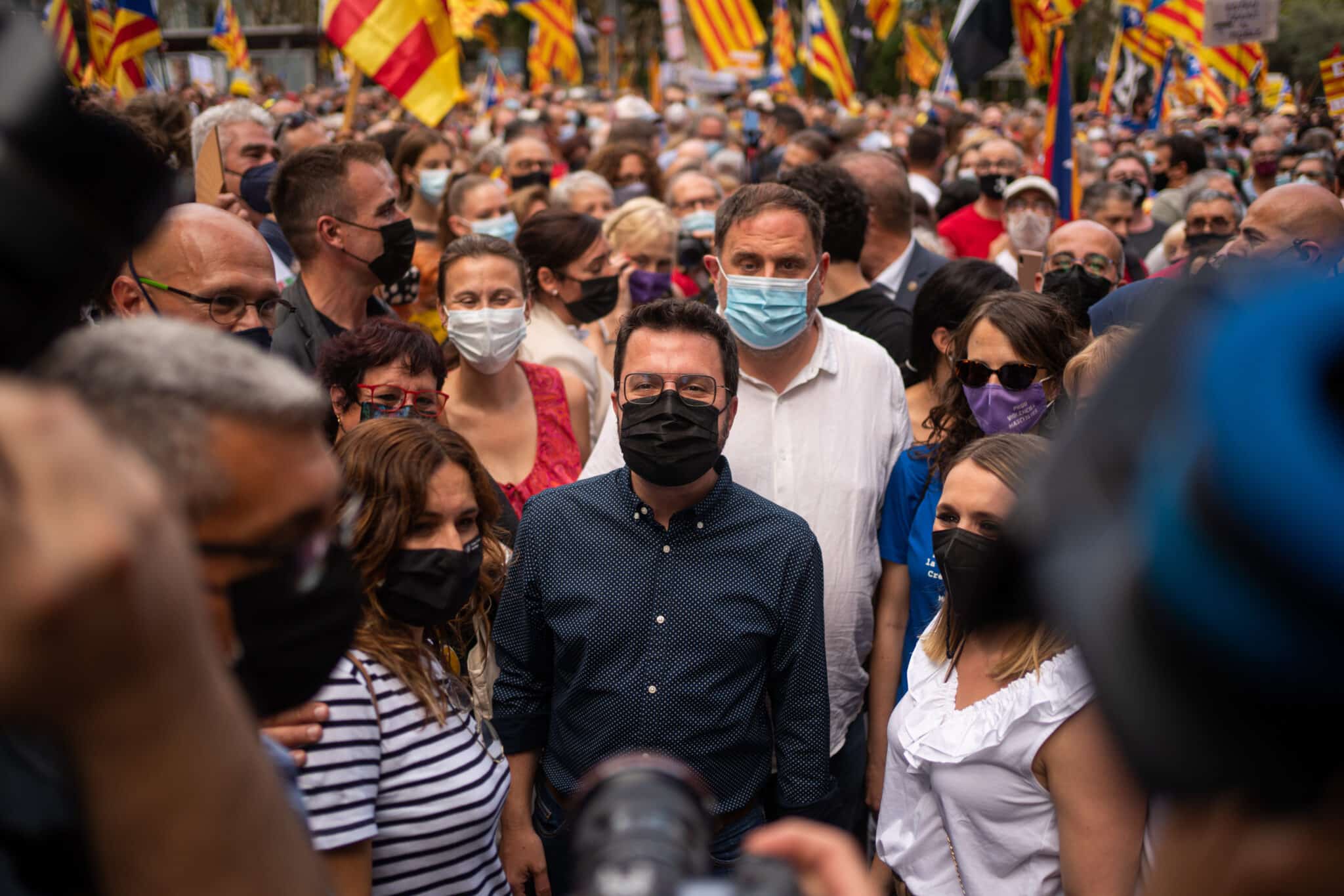 El presidente de Cataluña, Pere Aragonès (c), y el lider de ERC Oriol Junqueras (3d), durante la última Diada