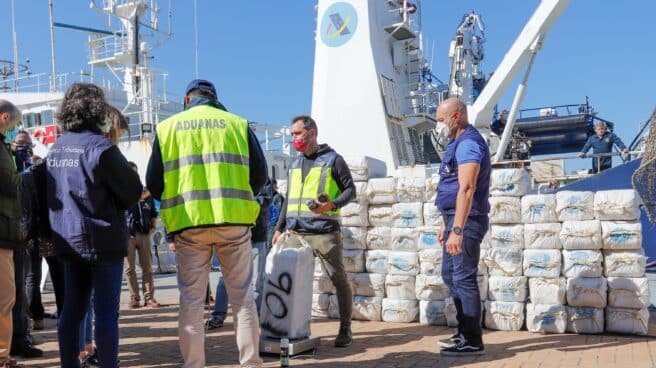 Policías y personal de Aduanas desembarcando un cargamento de cocaína en el puerto de Vigo.