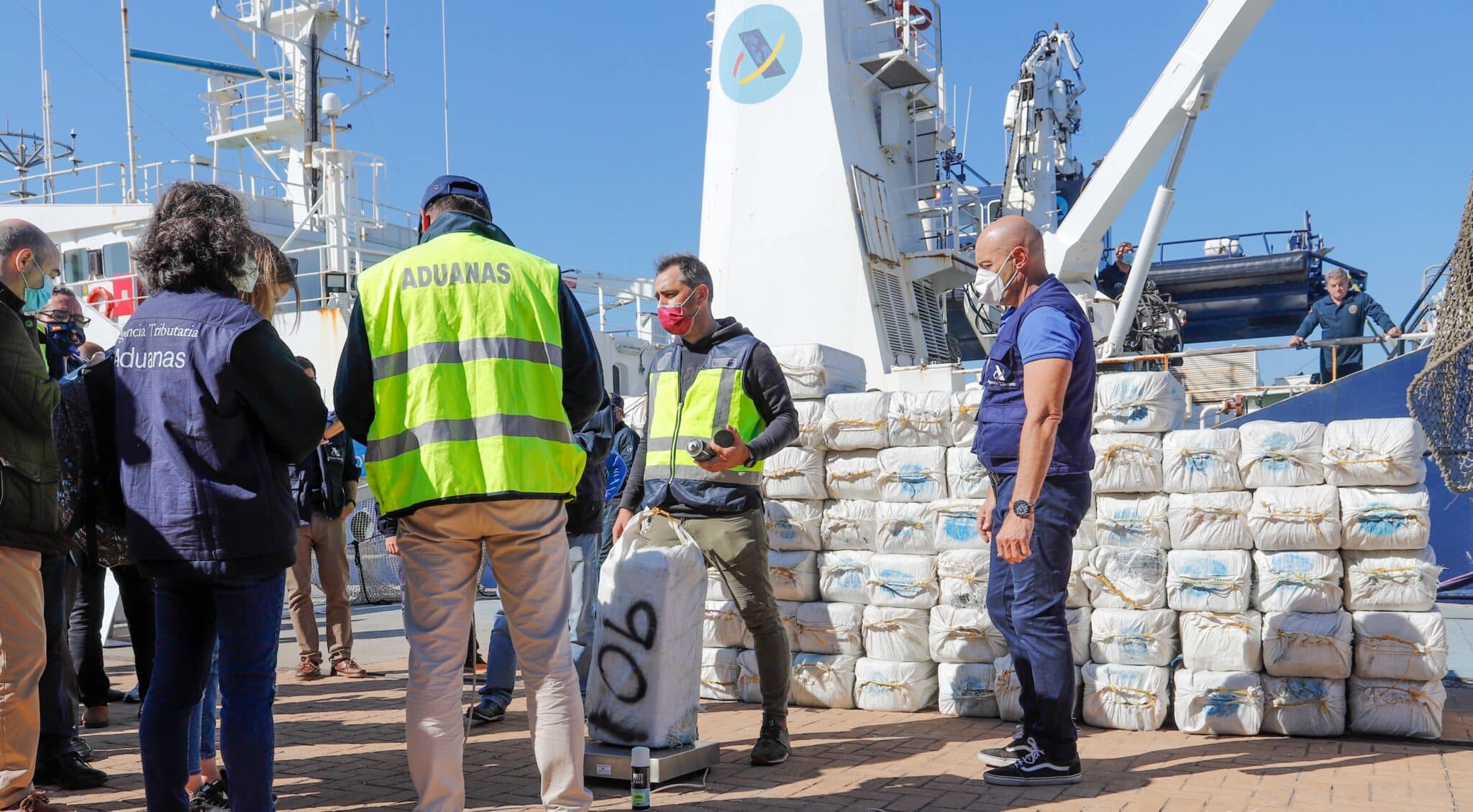 Policías y personal de Aduanas desembarcando un cargamento de cocaína en el puerto de Vigo.
