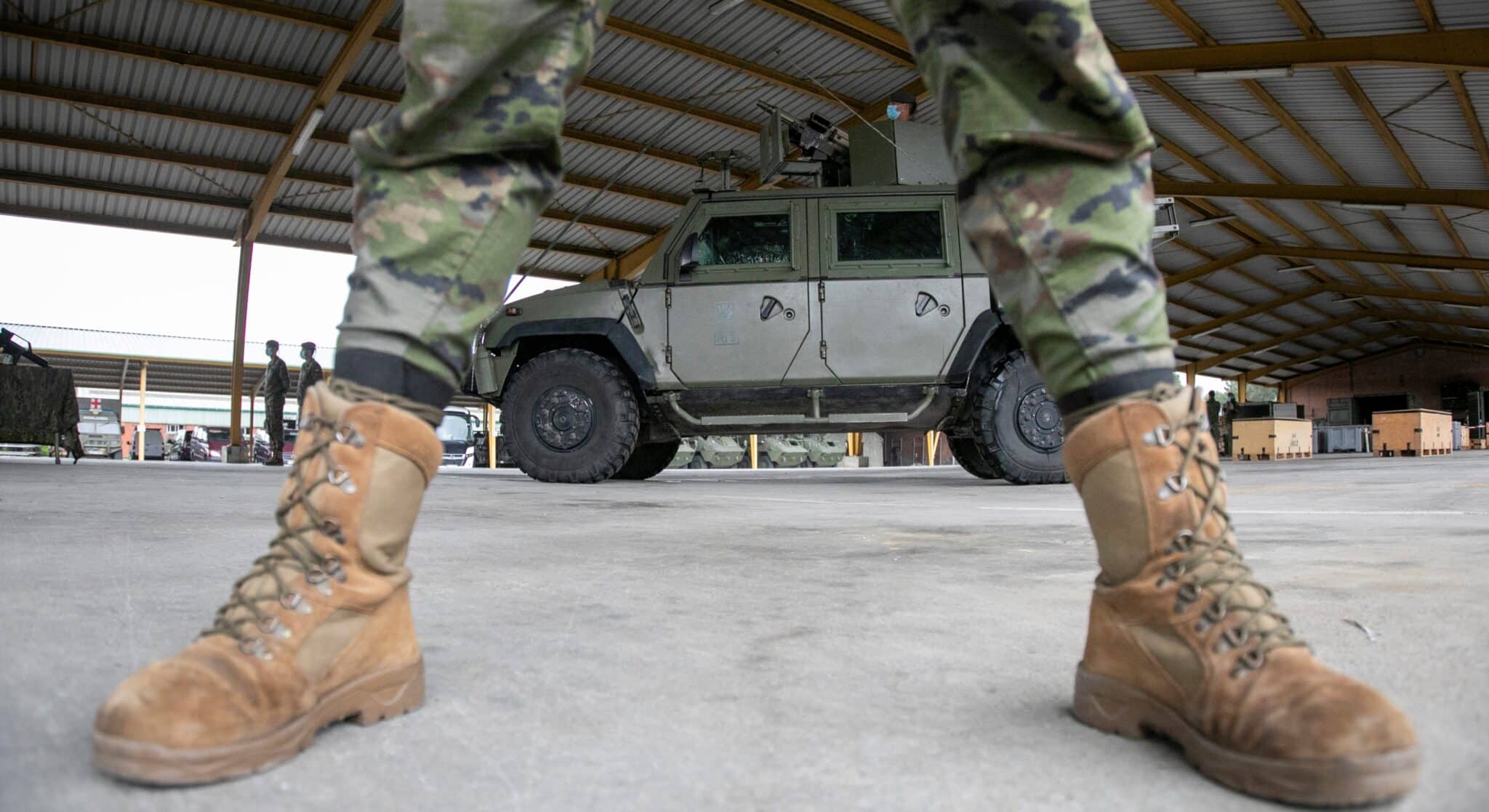 Un militar en el acuartelamiento Cabo Noval, en Siero (Asturias).